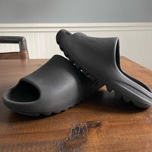 Yeezy Slides—Onyx—Men’s Size 7
